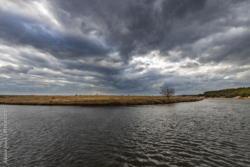 Fototapeta premium A cloudy sky over a body of water