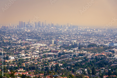 Foto Distant view of the city os Los Angeles, California, with many buildings and gre