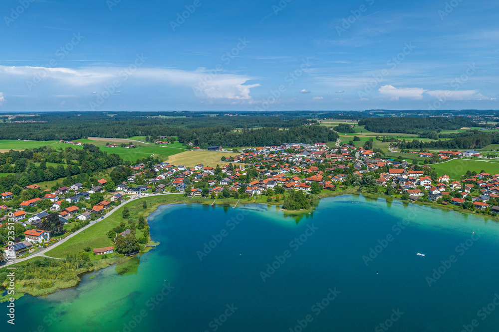 Fototapeta premium Das bayeriche Alpenvorland im Chiemgau bai Seeon aus der Vogelperspektive