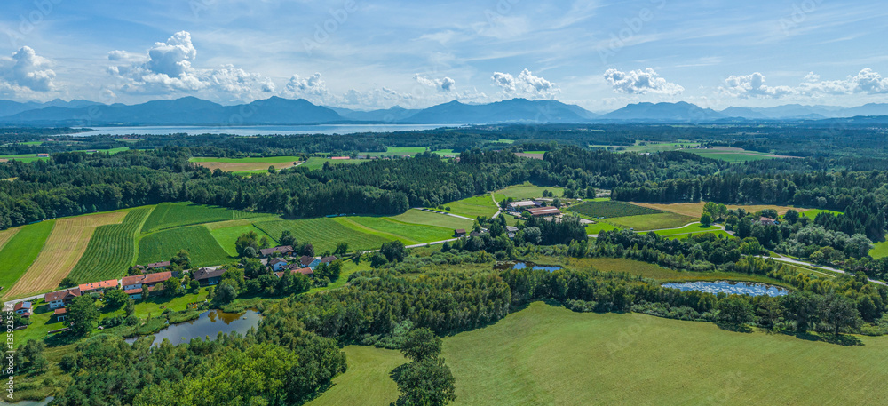 Obraz premium Das bayeriche Alpenvorland im Chiemgau bai Seeon aus der Vogelperspektive