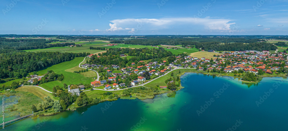 Fototapeta premium Das bayeriche Alpenvorland im Chiemgau bai Seeon aus der Vogelperspektive