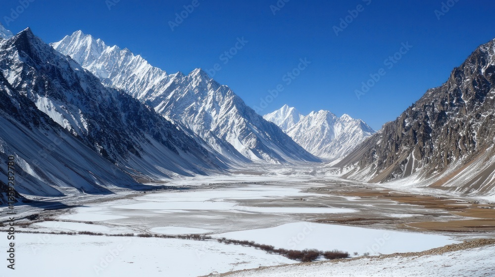 Obraz premium Snow covered mountain peaks create a beautiful landscape view