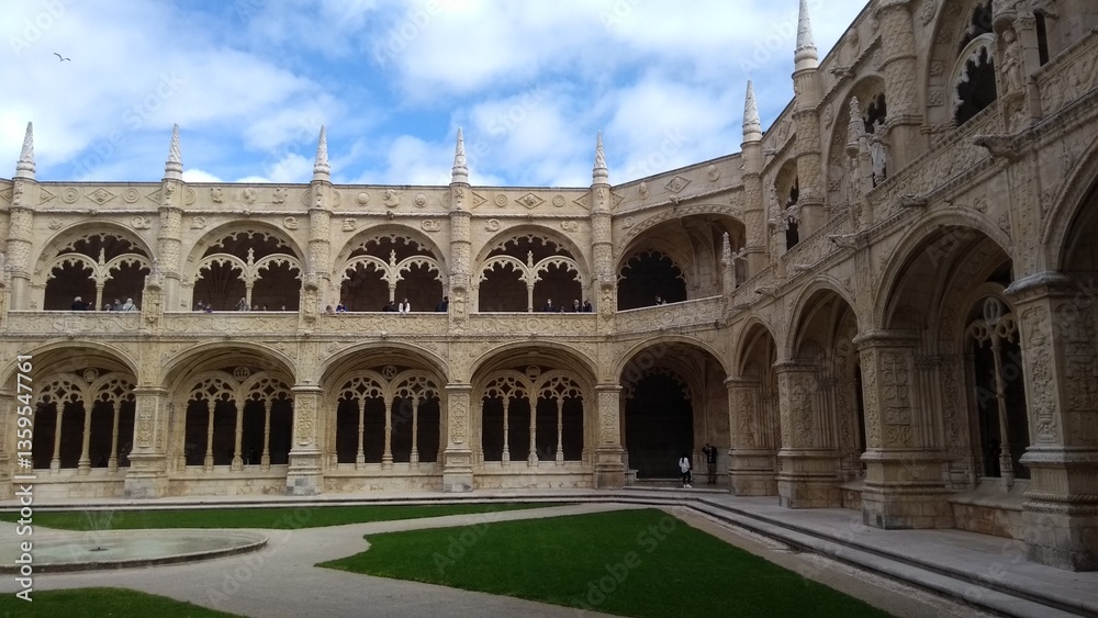 Fototapeta premium Portugal visite monastère gothique avec cloitre