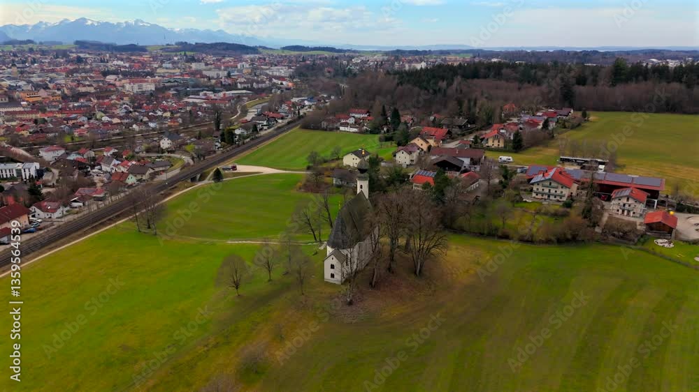 St. Vitus und Anna in Ettendorf ist Filialkirche der roemisch-katholischen Traunsteiner Pfarrkirche St. Oswald, auch bekannt als Ettendorfer Kircherl in Deutschland, Bayern Luftbild mit Stadtansicht. 