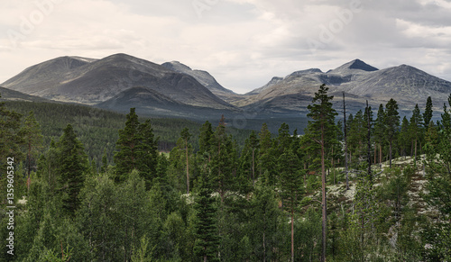 Foto Majestic mountains Storronden, Rondeslottet, and Høgronden rise above lush green