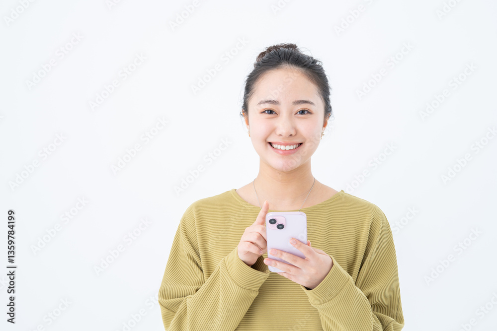 スマホを使う若い女性 スマホを使う若い女性