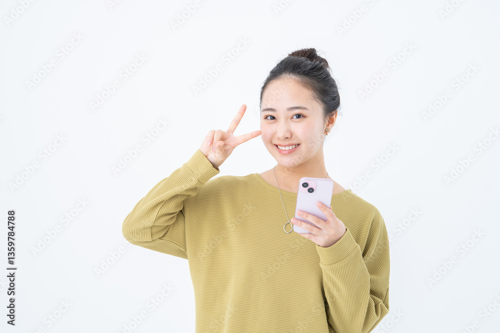 スマホを使う若い女性 スマホを使う若い女性
