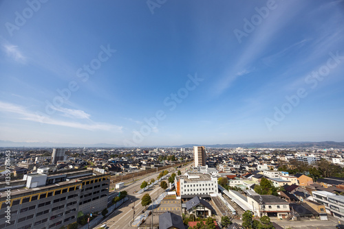 富山県の高岡駅周辺を見渡す青空と市街地のパノラマ