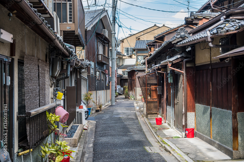 Naklejka premium Versteckte Gassen – Traditionelles Japan zwischen Moderne und Vergangenheit