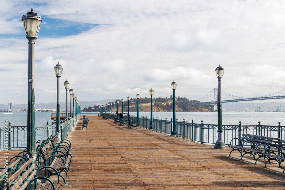 Naklejka premium Scenic view of a classic wooden pier stretching into the San Francisco Bay
