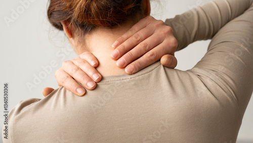 Canvas Print Woman suffering from nape pain