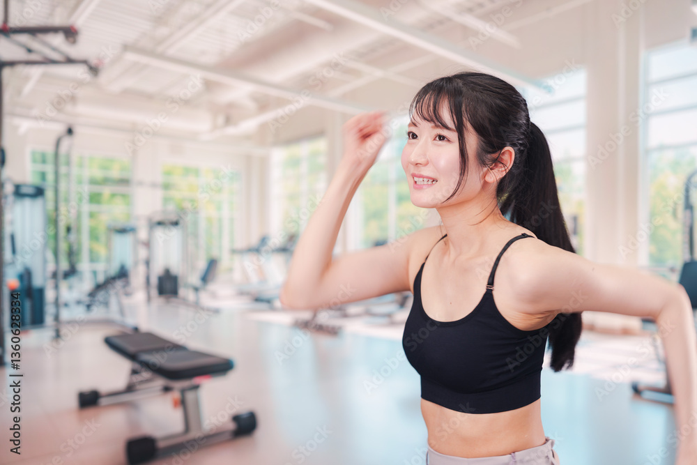 ジムでランニングをする若い女性 ジムでランニングをする若い女性
