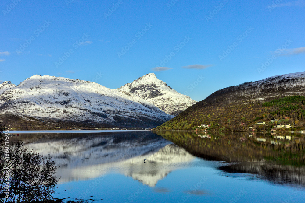 Obraz premium Reflejo Sereno en las Montañas Nevadas
