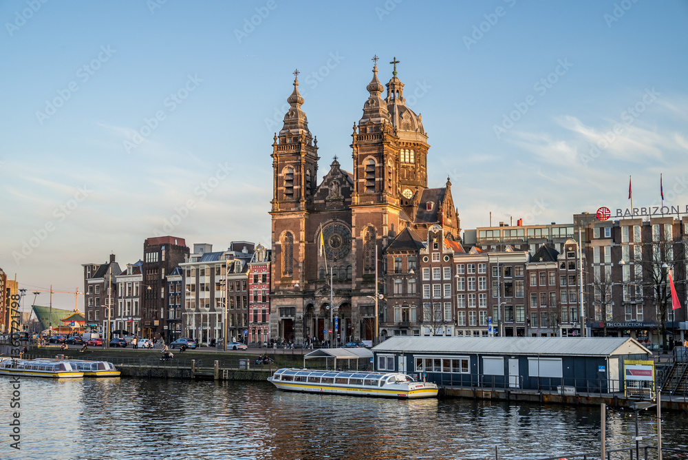 Fototapeta premium Le centre-ville et l'architecture de la ville de Amsterdam au Pays-Bas