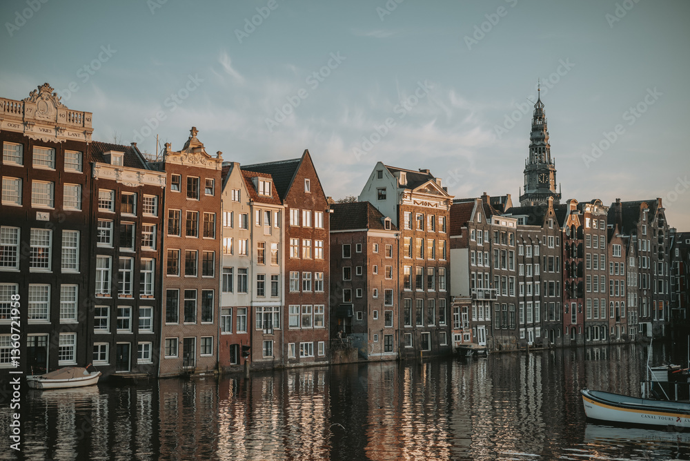 Obraz premium Les maisons dansantes dans le centre ville de Amsterdam au Pays-Bas