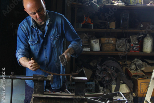 Trabajo en el taller del herrero, martillos y fierros