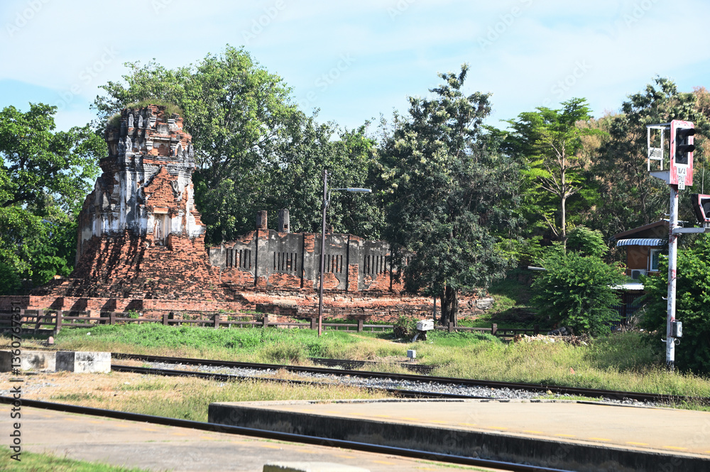 Wat Nakhon Kosa is a religious site built overlapping each other in several eras. It was probably originally a Khmer temple. It has a Lopburi-style prang dating back to the 17th Buddhist century. Wat Nakhon Kosa is a religious site built overlapping each other in several eras. It was probably originally a Khmer temple. It has a Lopburi-style prang dating back to the 17th Buddhist century.