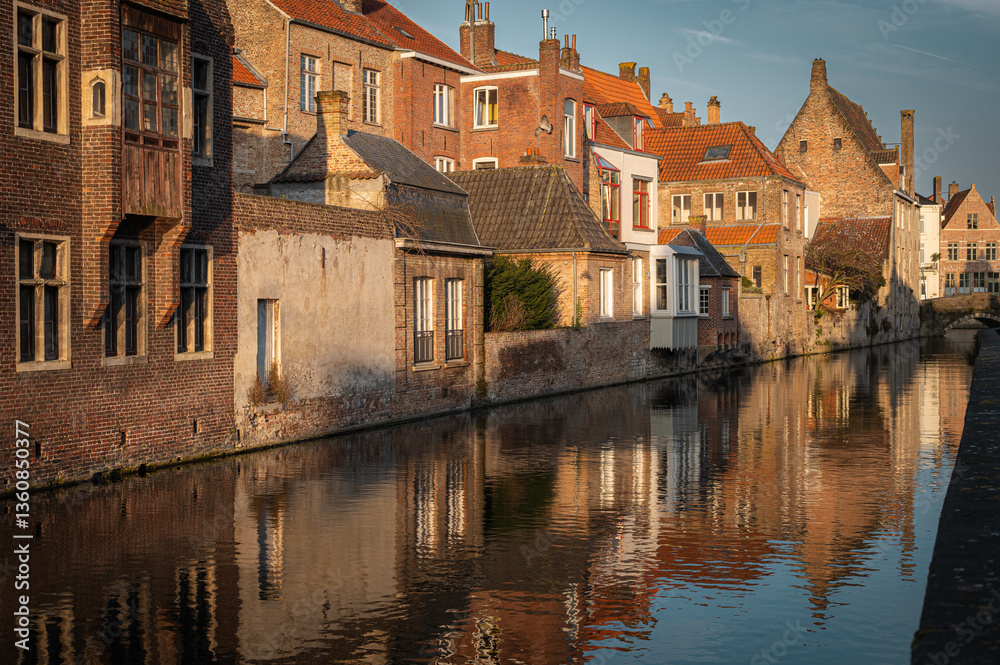 Obraz premium Bruges Canals Reflecting Historic Architecture at Sunset