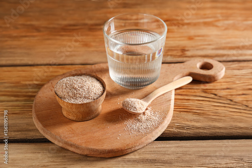 Tableau sur toile Glass of water with psyllium husk on wooden background