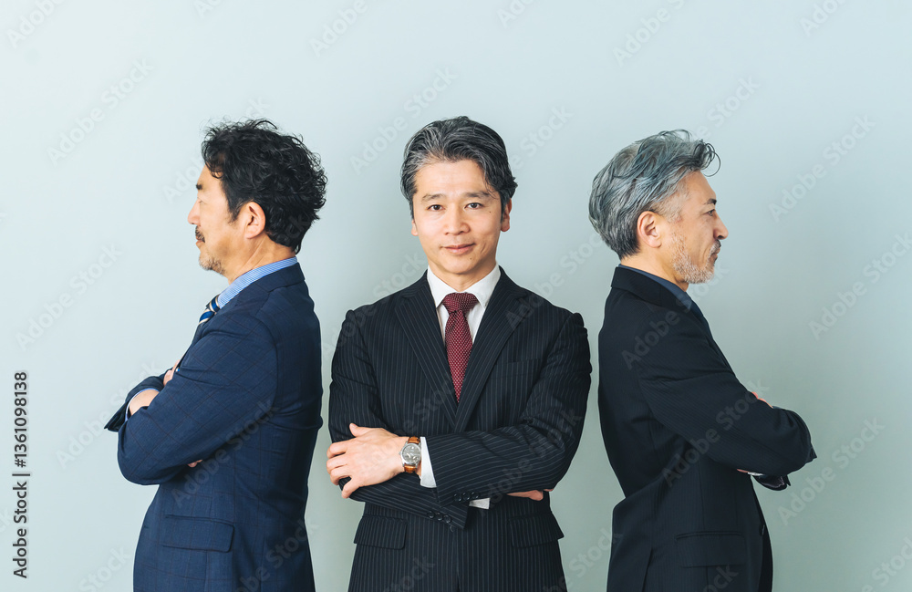 ビジネス、社長、経営者、ミドルエイジ、シニア、エグゼクティブ、対立、仲介、仲裁、弁護士、板挟み、管理職、上司、役員、チームワーク、連携、腹心、ナンバーツー、企業、人間関係、会社、スーツ、イケオジ、中高年、中年、横向き、反対、離反、カリスマ、人徳、コピースペース、人材、政治家、経営、マネジメント、仕事、リーダー、リーダーシップ、プロフェッショナル、コンサルタント、グループ、ビジネスマン、ビジネスパー