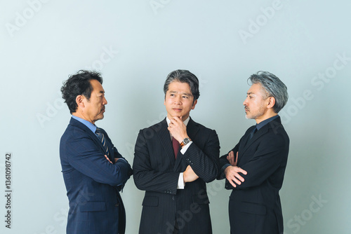 社長、経営者、経営、対立、板挟み、反対、派閥、重役、ビジネス、ビジネスパーソン、悩む、困る、問題、トラブル、課題、取締役、役員、部下、上司、企業、会社員、サラリーマン、ビジネスマン、男性、日本人、ミドルエイジ、中高年、エグゼクティブ、リーダー、管理職、人間関係、中年、シニア、指導、政治家、グループ、チームワーク、出世、考える、疑問、悩み、不安、心配、不満、ストレス、競争、人材、判断、人物