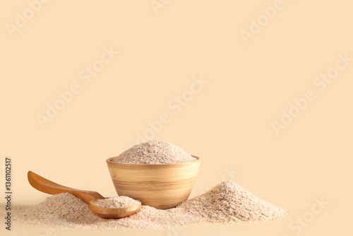 Quadro su tela Bowl and spoon with psyllium husk powder on beige background