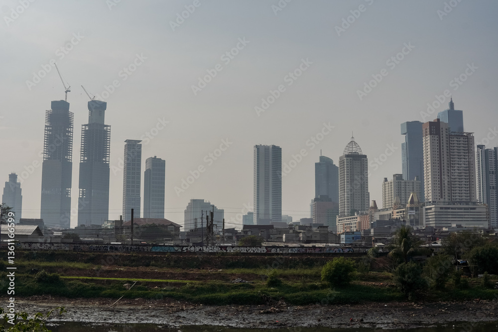 Fototapeta premium The foggy buildings lined up with tall buildings.