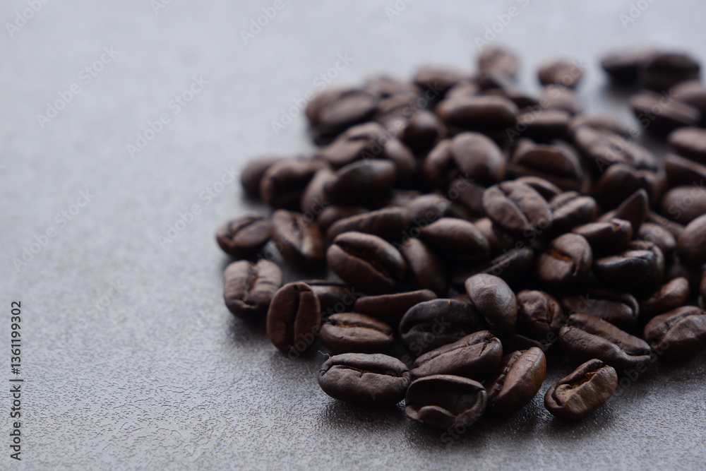 Naklejka premium 焙煎したばかりで香りのよいコーヒー豆 