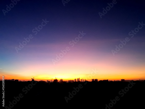 Obraz na płótnie Dreamy purple sky twilight background and sunlight with copy space. silhouette of city. w salonie