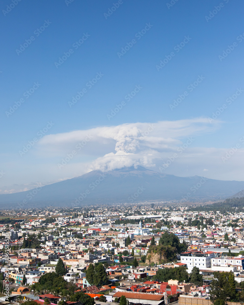 Obraz premium Views of the Popocatepetl volcano from the city of Cholula in the Puebla region of Mexico.