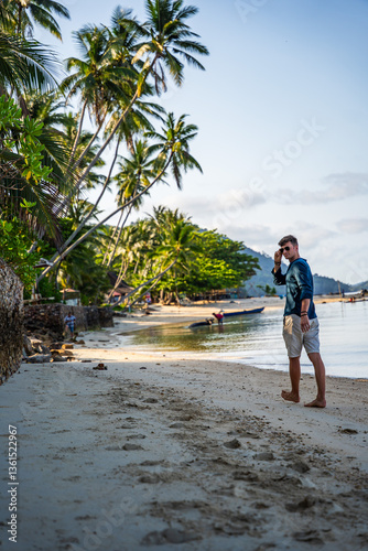 męzczyzna na egzotycznej plaży