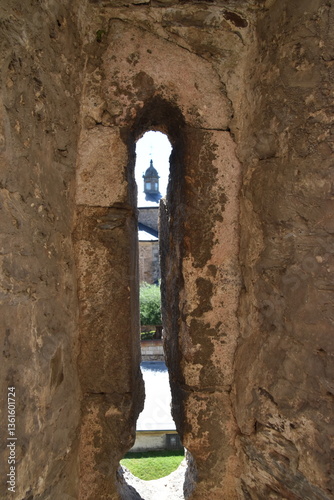 Castillo medioval y torre de iglesia