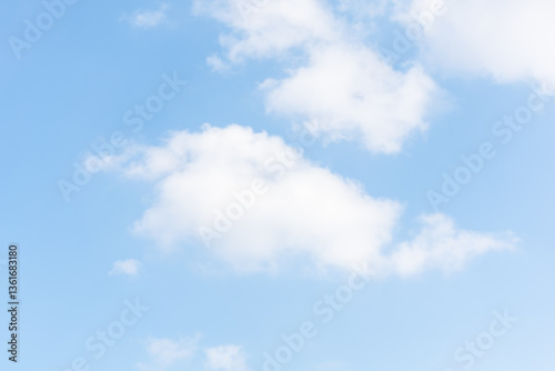 Fototapeta Naklejka Na Ścianę i Meble -  Zomer Blauwe lucht Wolkengradiënt Helder witte achtergrond. Schoonheid Heldere wolken in de zon Vrede Heldere winterlucht achtergrond. Lentewind