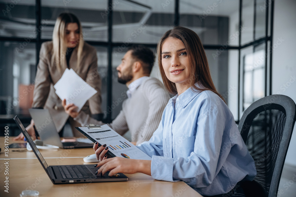 Obraz premium Documents in hands. Professional workers are in the modern office together