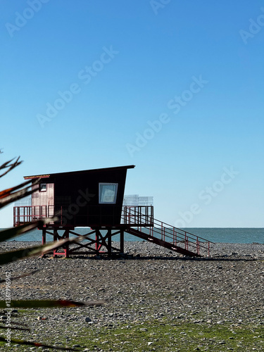 Obraz na płótnie Lifeguard Hut on Rocky Beach with Ocean View w salonie