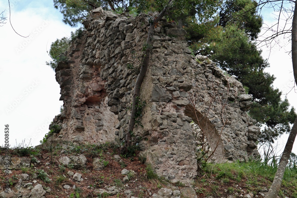 Pontone - Resti del Castello di Scalella sul Monte Aureo
