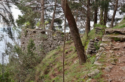 Obraz na płótnie Pontone - Ruderi dal sentiero sul Monte Aureo w salonie