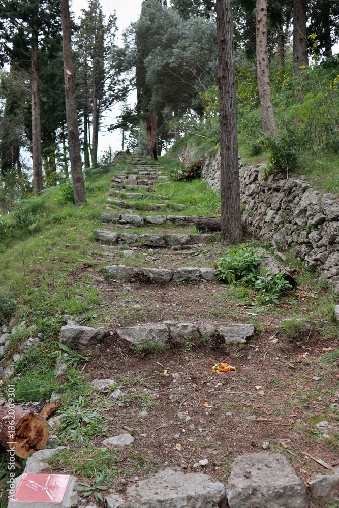 Pontone - Sentiero per il Castello di Scalella sul Monte Aureo