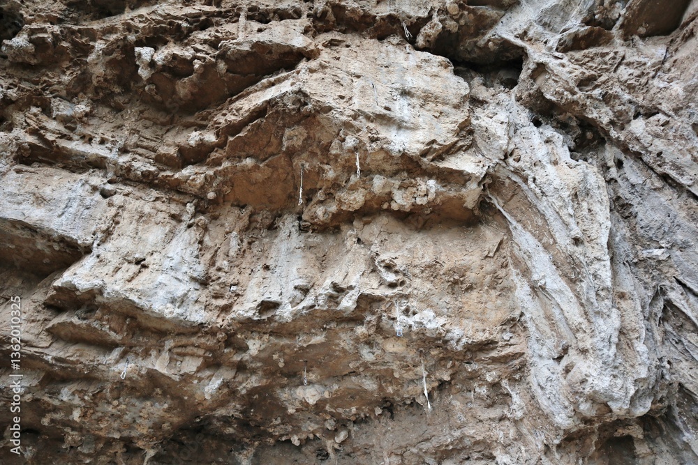 Pontone - Parete rocciosa per climbers sul sentiero della Torre dello Ziro