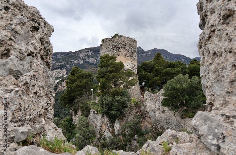 Pontone - Scorcio della Torre dello Ziro dalle mura merlate