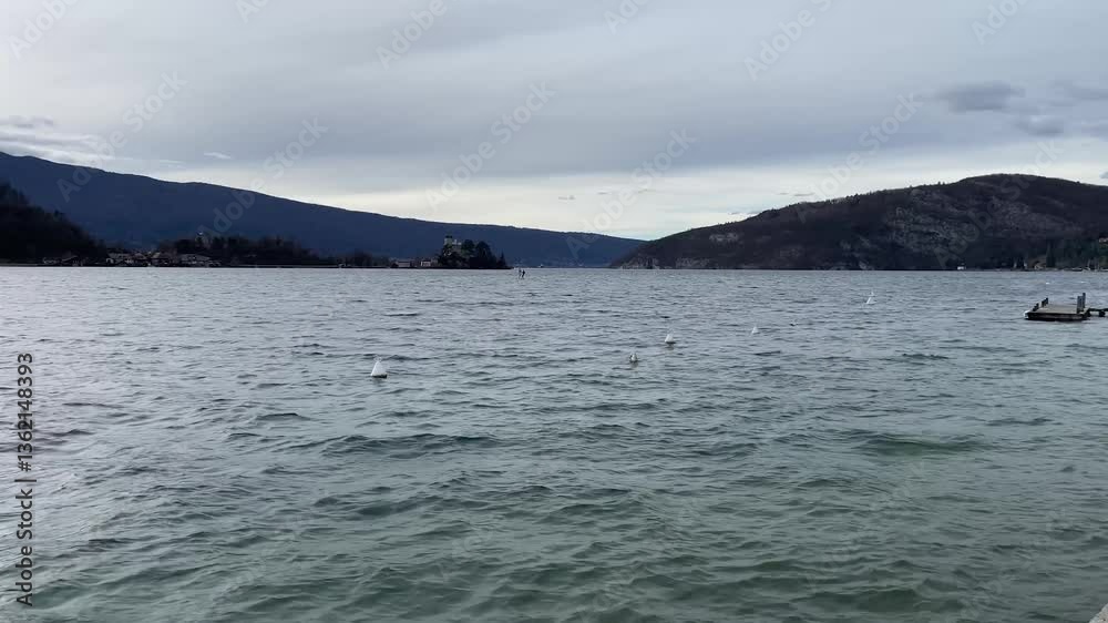 Lac d'Annecy depuis le petit lac rive est avec planche à voile et château de Duingt