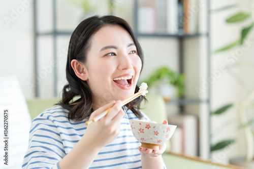 ご飯を食べる若い女性