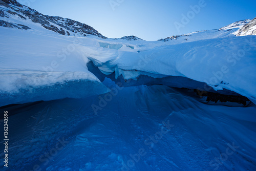 Obraz na płótnie Pristine glacier ice formations create a natural frosty cave w salonie