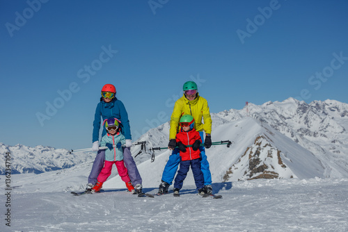Obraz na płótnie Four skiers parents and kids share fun day on snow alpine slopes w salonie