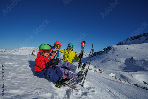 Obraz na płótnie Group with kids waving hands rest of skiing in snowy mountain w salonie