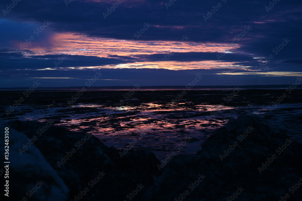Fototapeta premium sunrise with clouds on the beach