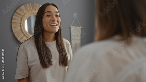 Foto Woman smiling in a living room interior, facing another woman, both engaged in conversation, reflecting warmth and connection