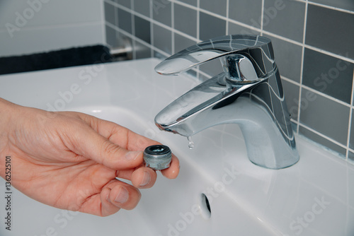 Obraz na płótnie man have removed the aerator from a faucet w salonie