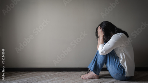 Foto Panic attack woman, stressful depressed emotional person with anxiety disorder m