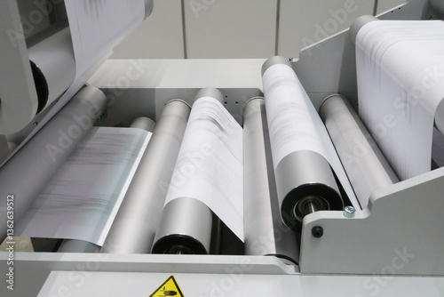 Industrial printing machine on continuing reels of paper with high speed inkjet technology